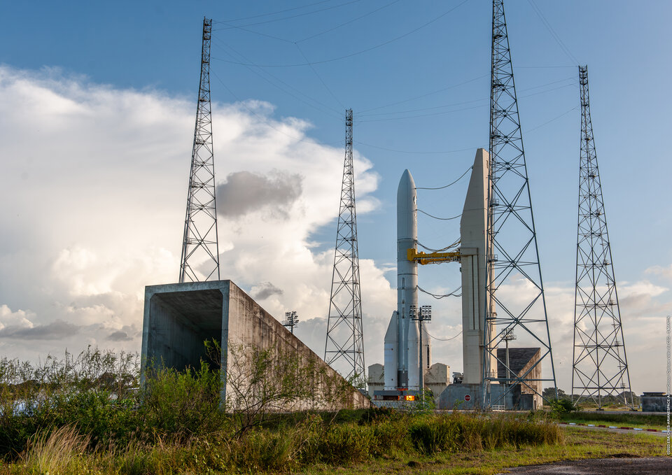 Auf dem europäischen Weltraumbahnhof in Französisch-Guayana laufen die Arbeiten zur Validierung der Leistung der Ariane 6-Trägerrakete und ihrer Bodeninfrastruktur als integriertes System. Hier das Testmodell von Ariane 6 auf der Startrampe während der Tests.