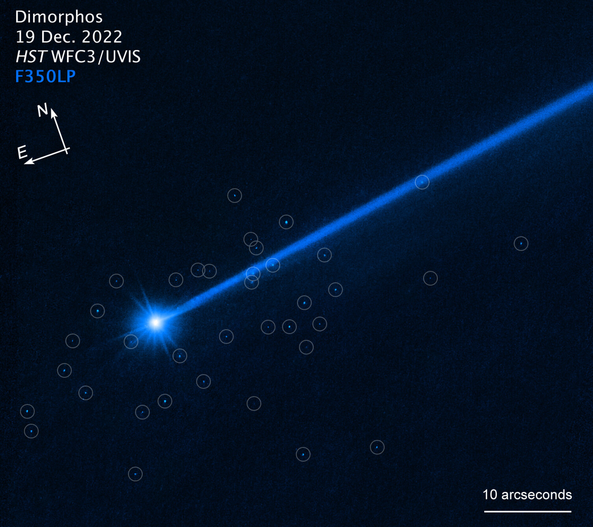 Imagen del asteroide Dimorphos, con flechas de brújula, barra de escala y tecla de color como referencia. Crédito: NASA, ESA, D. Jewitt (UCLA)
