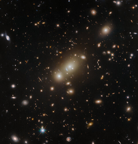 A clear view of a galaxy cluster