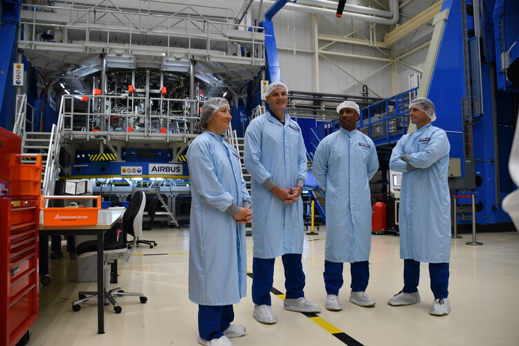 From left: the Artemis II astronauts, Christina Koch, Jeremy Hansen, Victor Glover, and Reid Wiseman, visited the European Service Module (ESM) assembly hall at Airbus in Bremen, Germany, last week.