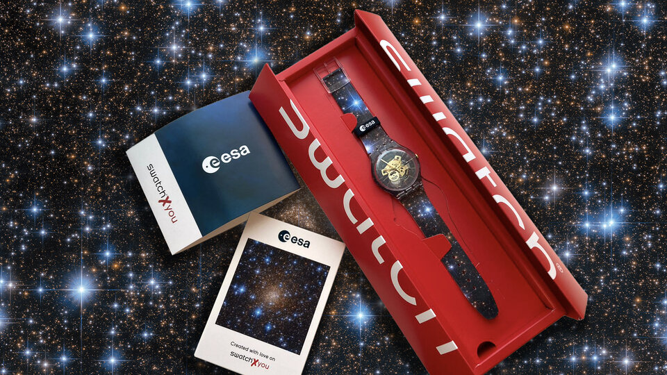 Jede personalisierte Uhr aus dieser Kollektion von Swatch X You wird mit einer Postkarte mit dem Bild des Weltraumteleskops geliefert, das für Ihr einzigartiges Design verwendet wurde.