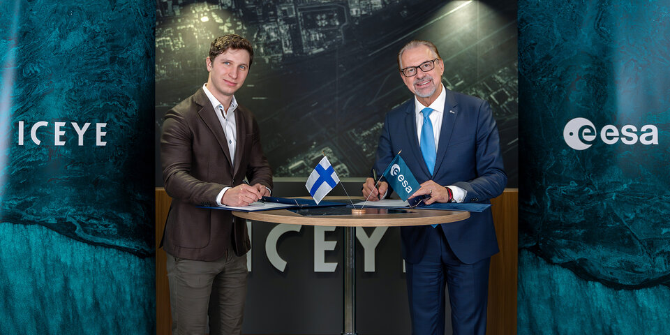 Rafal Modrzewski of Finnish microsatellite manufacturer ICEYE and Josef Aschbacher of ESA