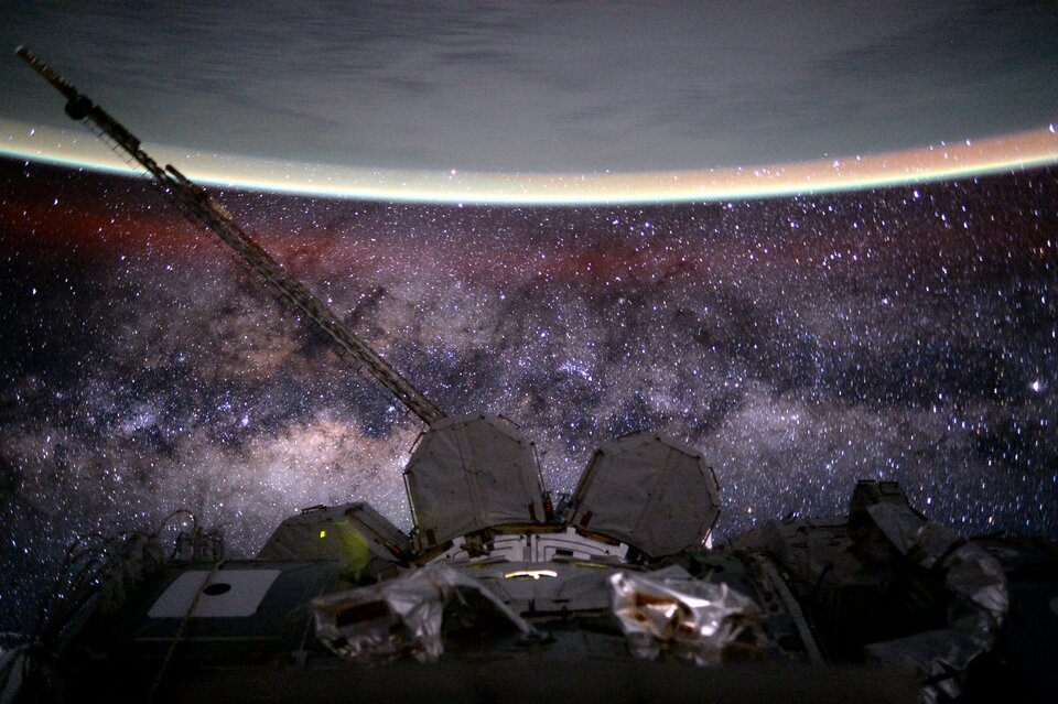 Milky Way and Earth's airglow from the Space Station