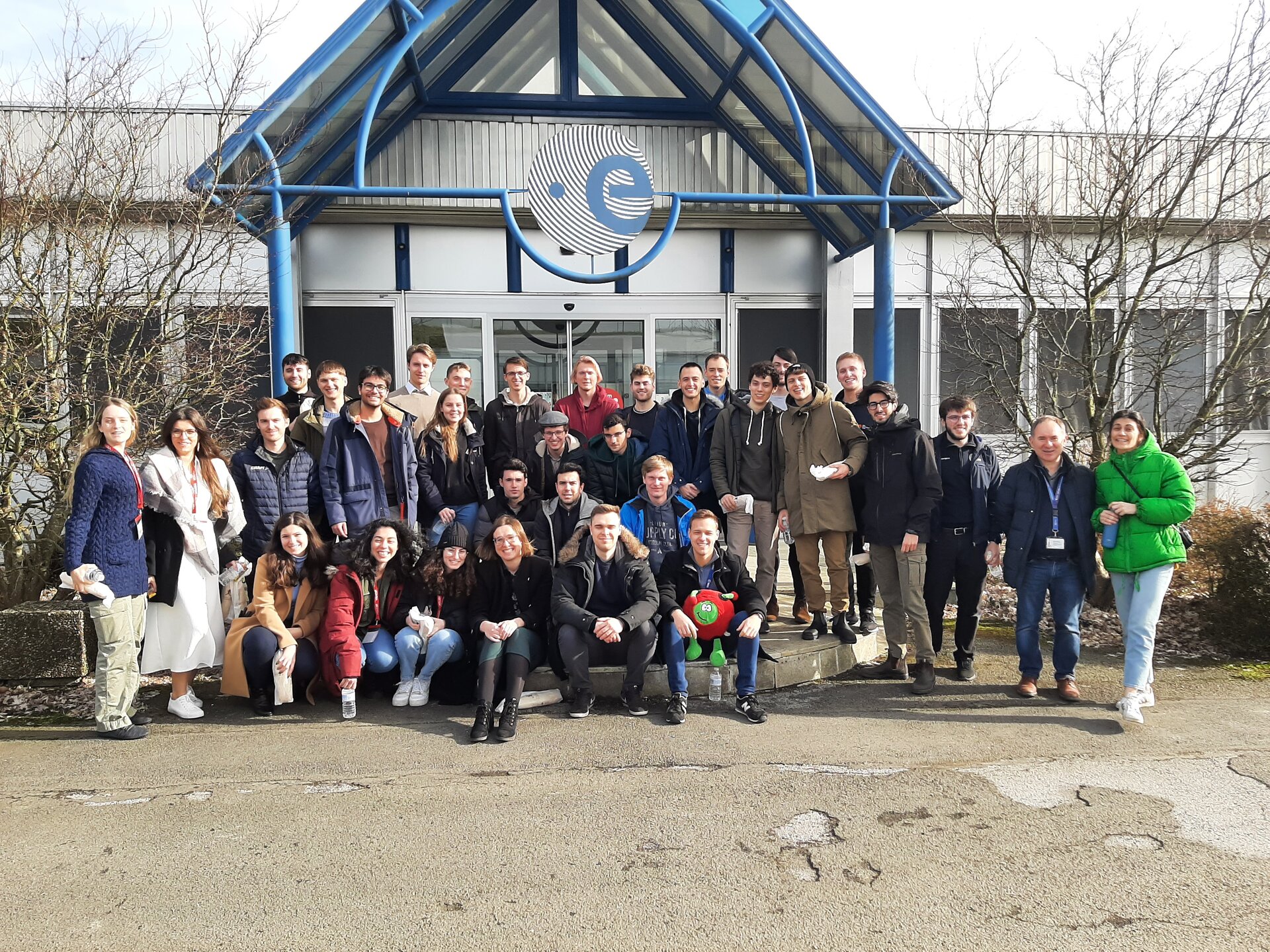 Participants taking time for a group picture during the visit of the ESEC-Redu infrastructures. 