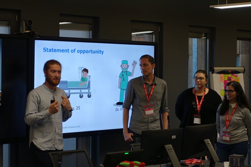 Students pitching their project during the 2018 edition of the workshop