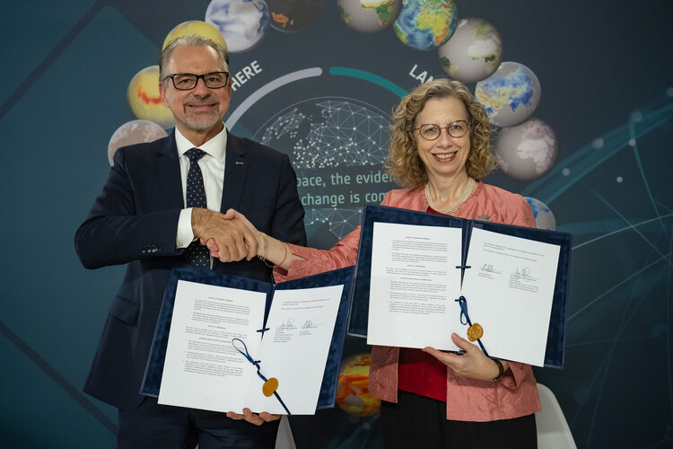 ESA and UNEP sign Memorandum of Understanding