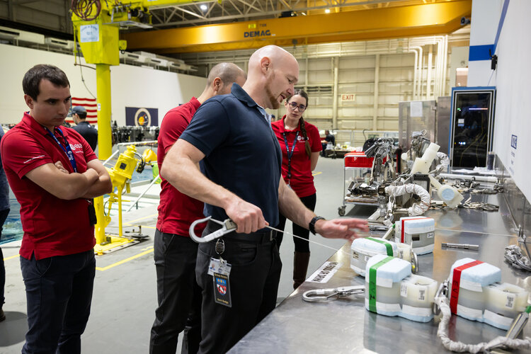 Alexander Gerst describes spacewalk training tools to ESA astronaut candidates