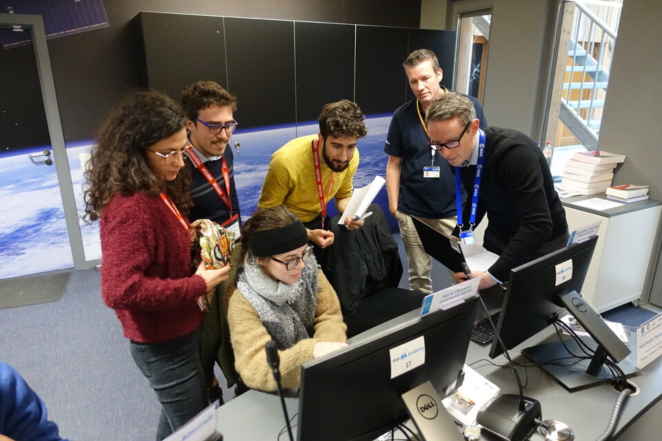 Students working togehter with the support of ESA experts