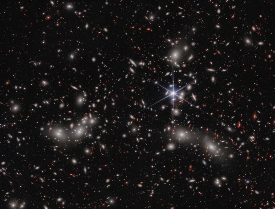 In quest'immagine, che in primo piano presenta l'Ammasso di pandora o Abell 2744, gli astronomi stimano ci siano almeno 50mila sorgenti, appartenenti all'Universo vicino, lontano e lontanissimo, molte delle quali visibili solo grazie all'effetto di lente gravitazionale. Credits: NASA, ESA, CSA, I. Labbe (Swinburne University of Technology), R. Bezanson (University of Pittsburgh), A. Pagan (STScI)
