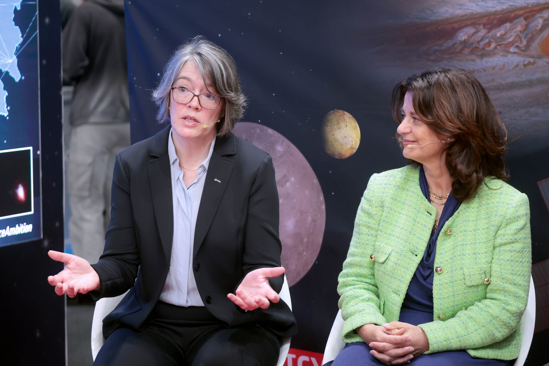 Elsa Montagnon, Head of the Mission Operations Division at ESA, addressed Spain's major contributions to ESA’s space missions and projects.  From left to right: Elsa Montagnon, Head of the Mission Operations Division at ESA and Cecilia Hernández, Head of Science and Exploration Department and Chair of the ESA Science Programme Committee at AEE.