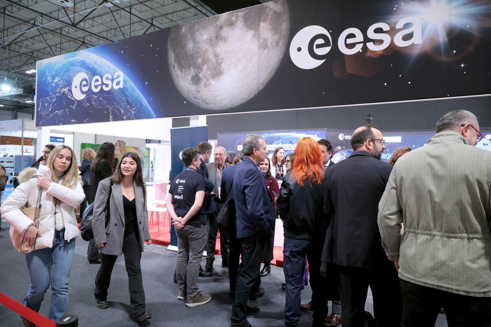 The event concluded with an informal get-together at the ESA stand, providing an ideal setting for fostering networking opportunities.