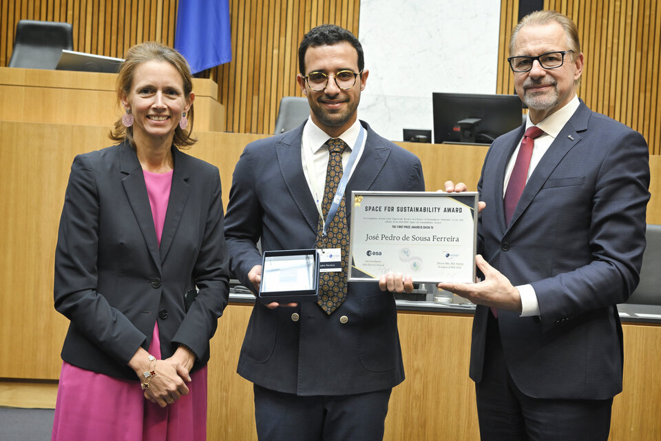 José Pedro de Sousa Ferreira rewarded during the EISC plenary by Ms. Theresa Niss, MP,  Austrian President of EISC 2023 and Mr. Josef Aschbacher, ESA DG