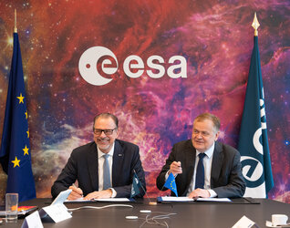 Josef Aschbacher and Timo Pesonen sign an agreement to accelerate the use of space