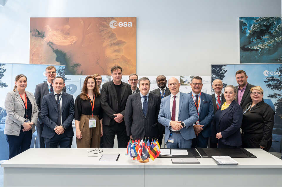 Representatives from ESA and H2S Architekten celebrate the signing of the contract for the construction of ESA's new satellite control centre