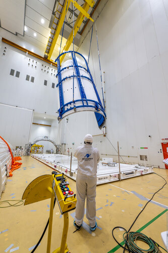 Hoisting Ariane 6 fairing for first flight