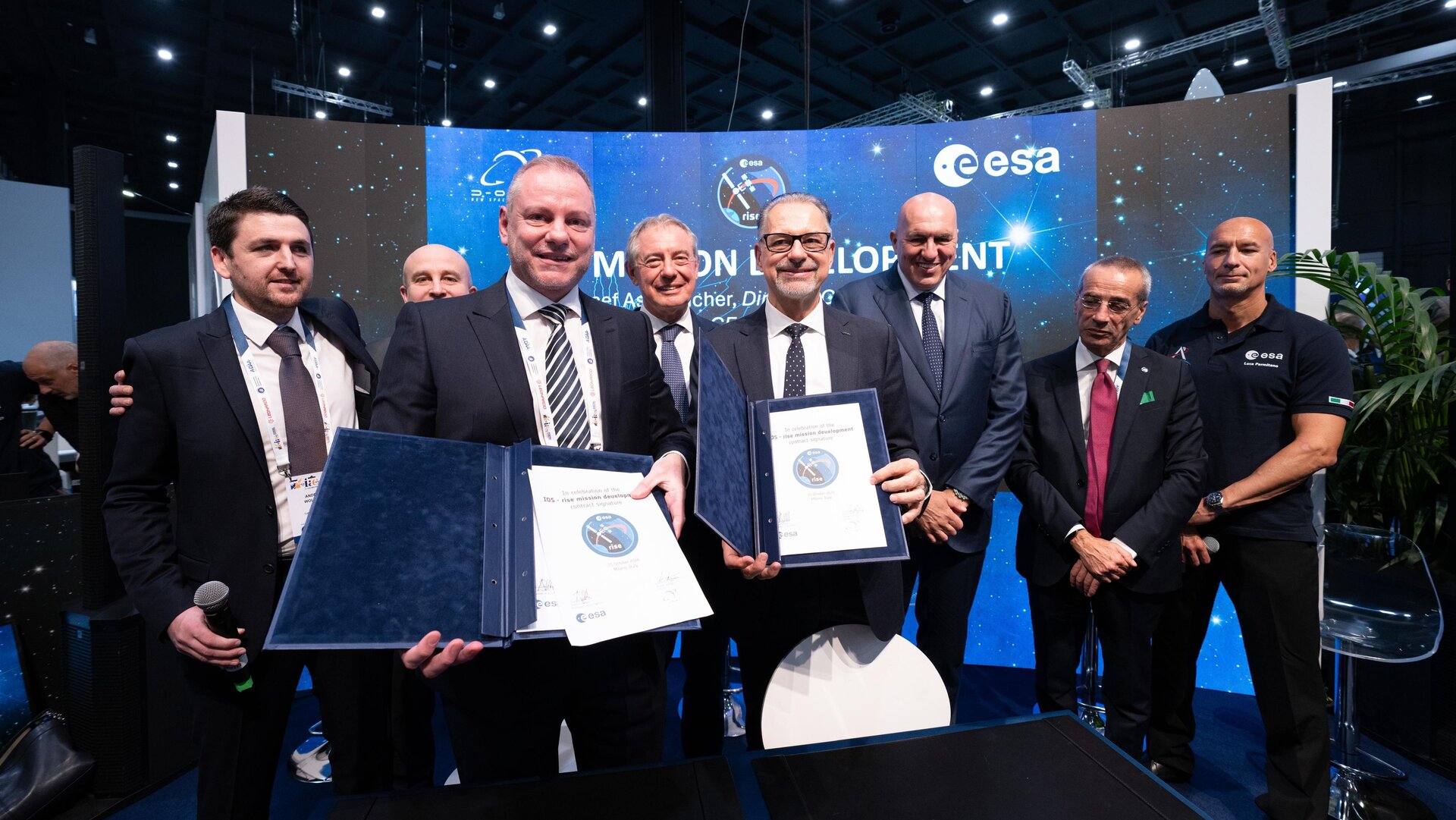 La firma del contratto di ESA e D-Orbit per RISE allo IAC2024. Credits: ESA