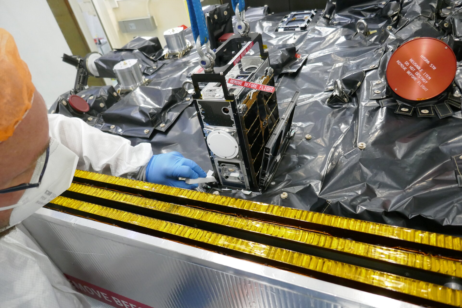 Il cubesat Juventas posto all'interno del Deep Space Deployer sul cosiddetto