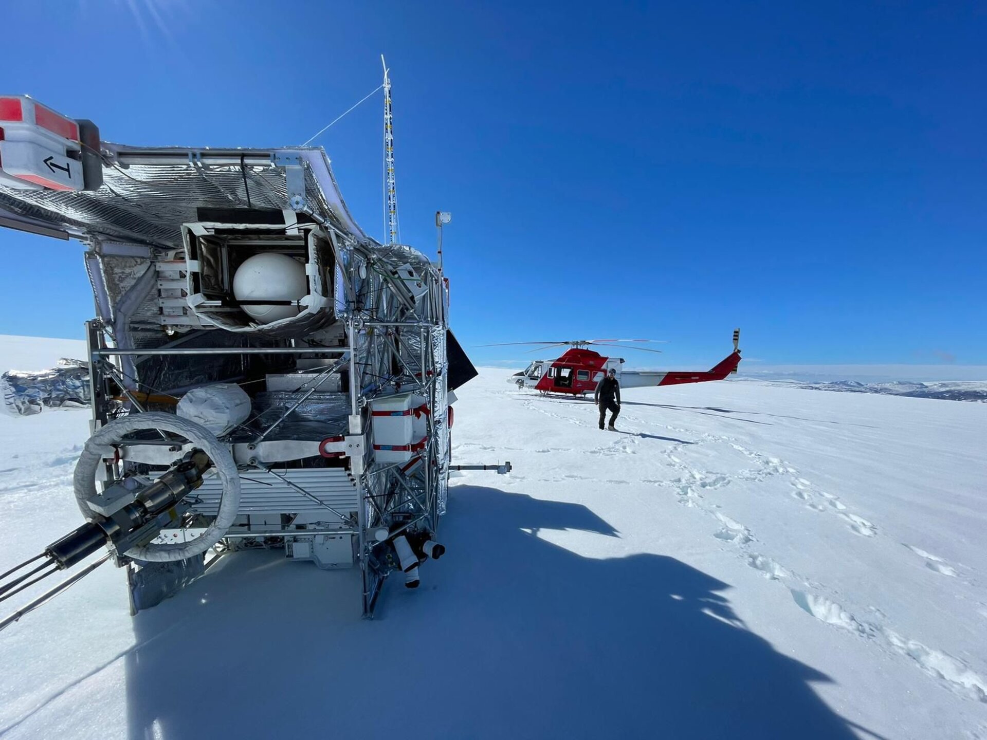 Retrieving the balloon gondola 