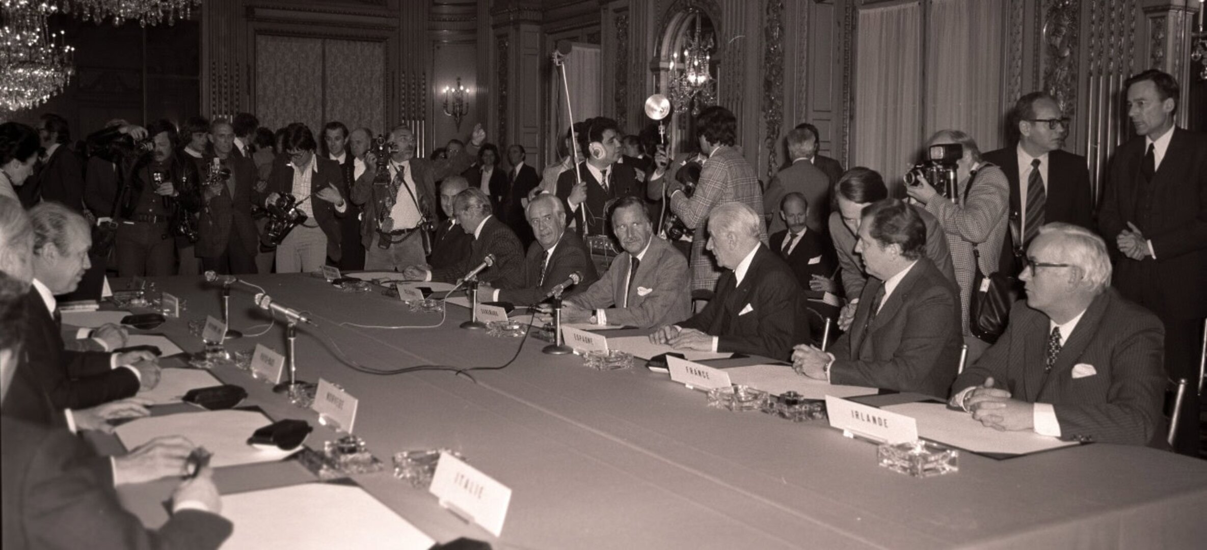 30 MAY 1975 signature ESRO to ESA