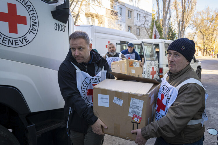 ICRC team delivering relief items