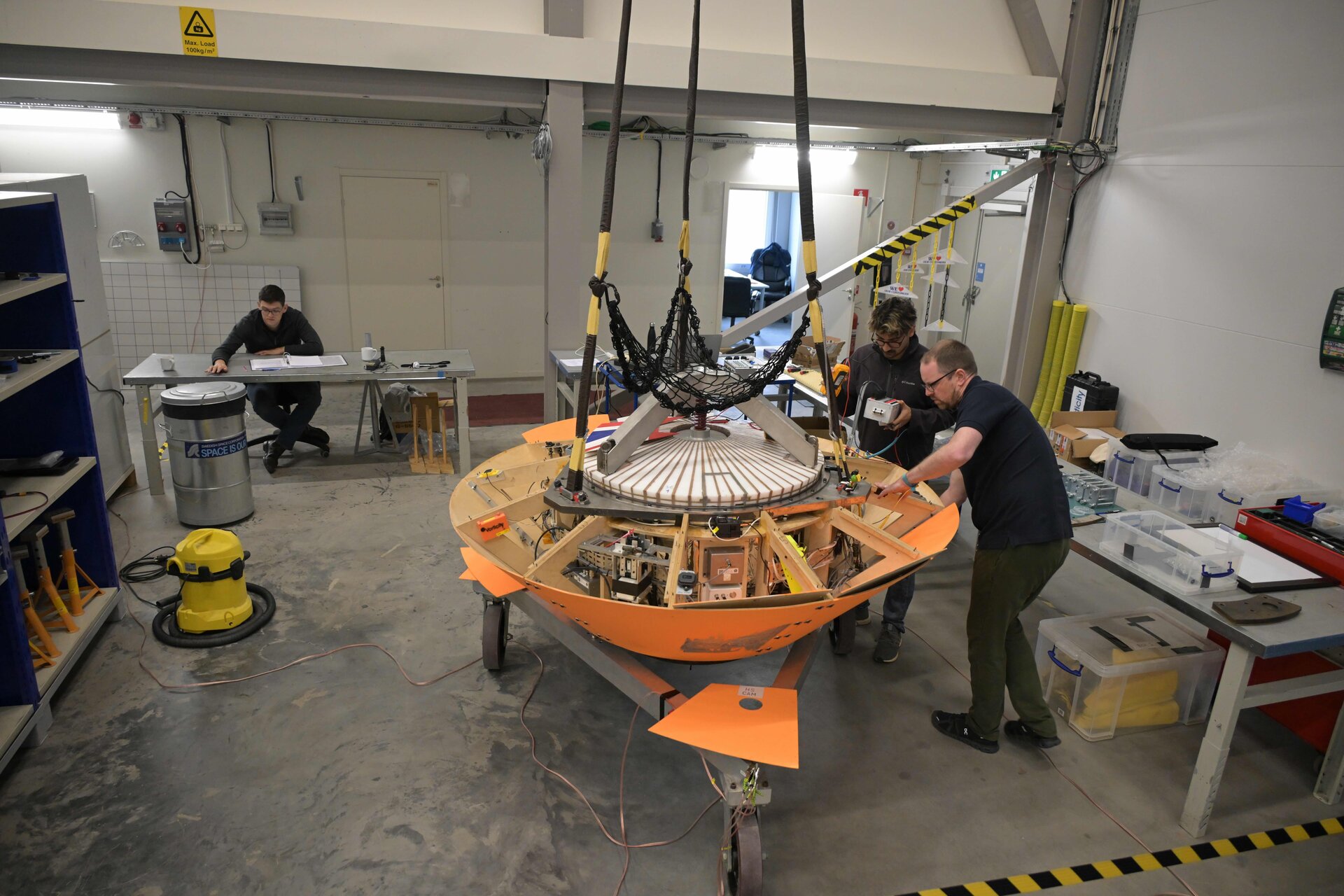 Preparing the capsule for ExoMars drop