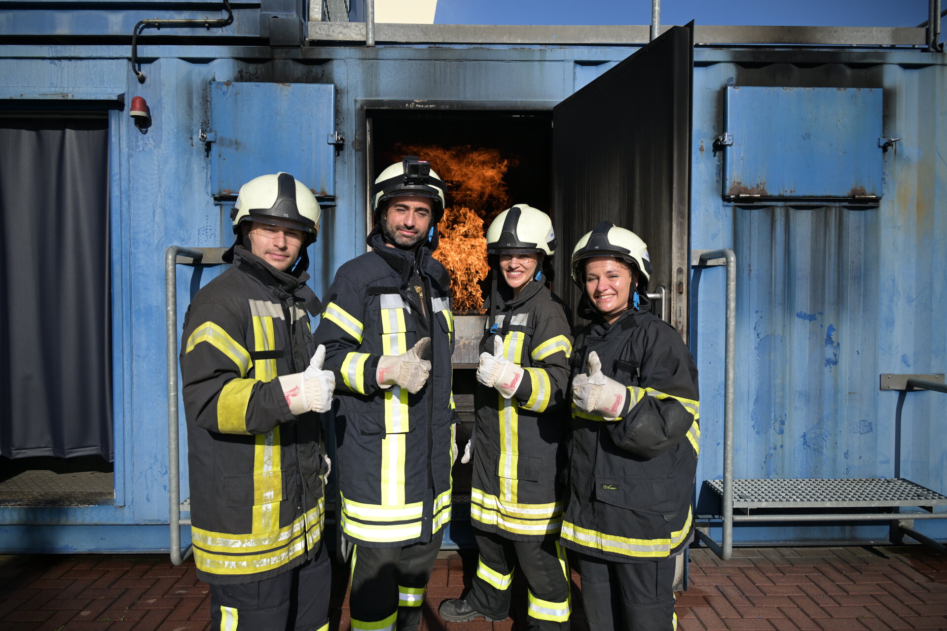 Fire fighting training with ESA's astronaut reserve