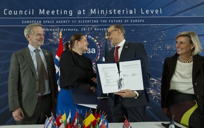 The European Space Agency has signed a letter of intent with Norway to advance the prospect of a new ESA Arctic Space Centre to be hosted in Tromsø. 