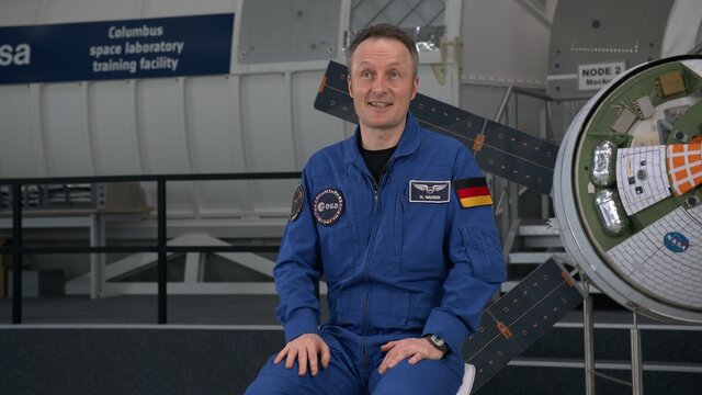 ESA Television - Videos - 2022 - 05 - Cosmic Kiss: scenes from ESA  astronaut Matthias Maurer's return to Earth and Europe - Post-flight  interview with Matthias Maurer | Cosmic Kiss, DE 4k clean video